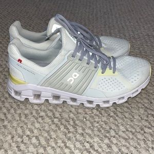 On Cloud: Cloud swifts